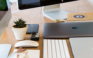 在谷歌浏览器中退出全屏模式的方法主要有两种，根据你进入全屏的方式不同，退出方法也略有区别